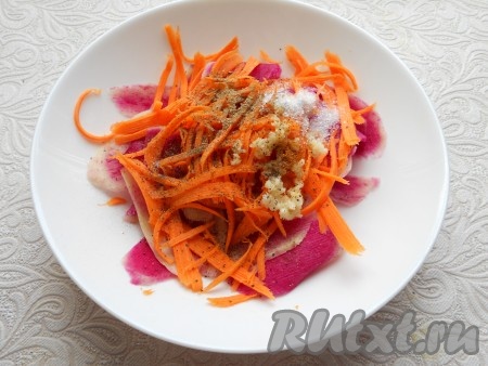 Добавить в салат сахар, соль, черный и красный перец, кориандр, влить уксус и растительное масло.&nbsp;
