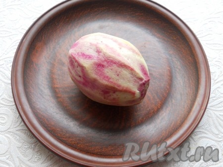 Редьку очистить.