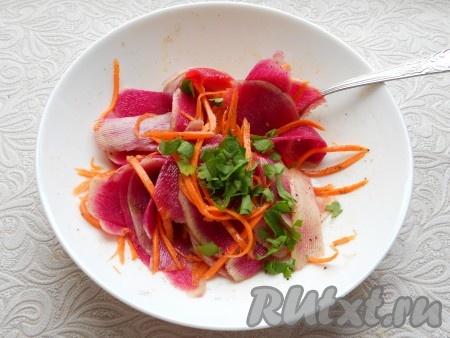 Салат перемешать и дать настояться в прохладном месте 15-20 минут. Добавить измельченную петрушку, перемешать.
