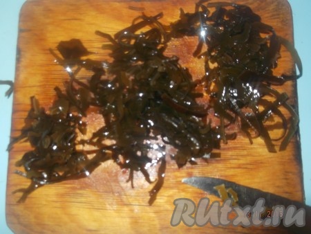 Затем заливаем морскую капусту водой и варим на медленном огне 10 минут с момента закипания. После сцеживаем воду и режем на несколько частей, так как капуста очень длинная (но это на любителя, можно и не резать).
