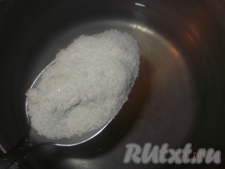 Затем приступаем к приготовлению рассола. Набираем в кастрюлю 1 литр воды и добавляем туда соль,
