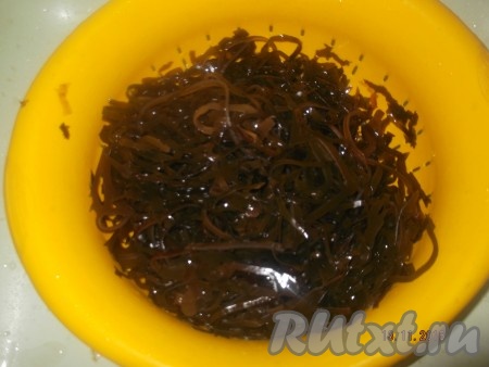 По истечении времени хорошо промываем капусту еще несколько раз под проточной водой, чтобы не осталось слизи и песка.
