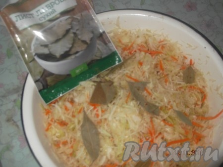 Добавляем лавровые листья.
