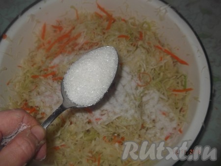 А затем посыпаем сахаром.
