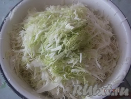 Режем тонко капусту.
