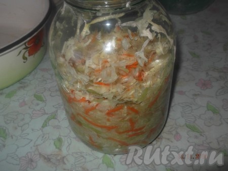 Все еще раз хорошо мнем руками и плотно укладываем в банку.
