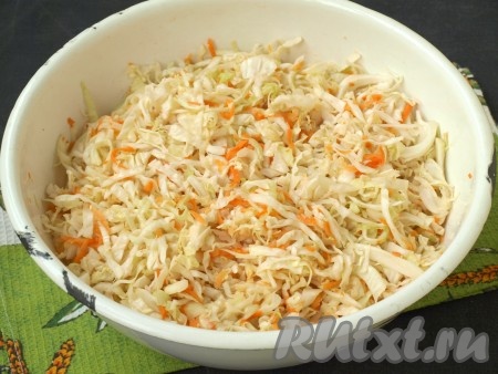 Овощи перемешать руками.
