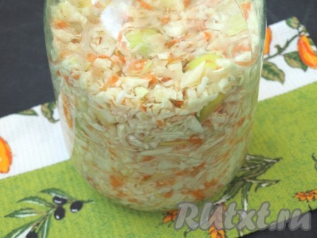 Продолжать наполнять банку, чередуя капусту с яблоками и плотно утрамбовывая до самого верха. Оставить банку при комнатной температуре на 3 дня. Два раза в день протыкать капусту длинной деревянной палочкой для выхода газов.