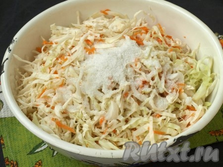 В большой миске смешать капусту с морковью, добавить соль.
