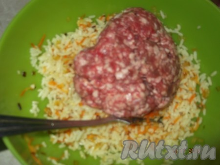 Берем уже готовый фарш и добавляем в миску к рису с овощами.
