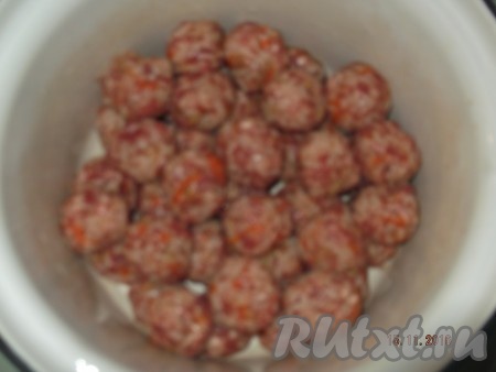 Все хорошо перемешиваем, солим и перчим по вкусу. Делаем руками маленькие шарики, которые складываем в кастрюлю.
