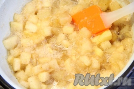 Проварить яблочную начинку на небольшом огне в течение 7-10 минут (до мягкости яблок) при помешивании. Затем снять с огня и немного остудить.