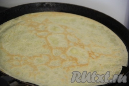Сковороду смазать растительным маслом, раскалить её, налить половник теста и жарить блинчик на среднем огне с двух сторон до подрумянивания, затем переложить на тарелку. Тесто нужно периодически перемешивать. Постепенно пожарить все блины. Сковороду смазывать маслом по мере необходимости (я после выпечки первого блина сковороду больше маслом не смазываю, так как масло есть в составе теста).