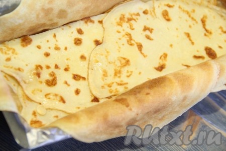 Накрыть начинку блинами, разрезанными на две части (можно использовать 2-3 блина).