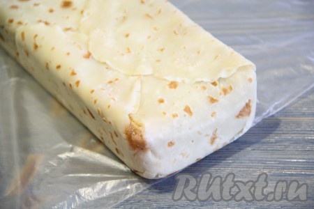 Готовый блинный тортик аккуратно достать из формы и освободить от пищевой плёнки.