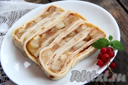 Нарезать наивкуснейший блинный торт с яблочной начинкой на кусочки и подать к столу, по желанию, можно украсить свежими ягодами.