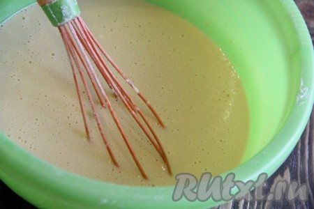 Блины для этого торта с яблоками можно испечь по любому рецепту. Я даю простой и удачный рецепт приготовления блинов на молоке: соединить молоко, яйцо, соль и сахар, слегка перемешать венчиком, затем добавить муку и перемешать тесто до однородности. Дать тесту отдохнуть минут 10, затем добавить 2 столовых ложки растительного масла и перемешать. Тесто получится однородным и не густым.