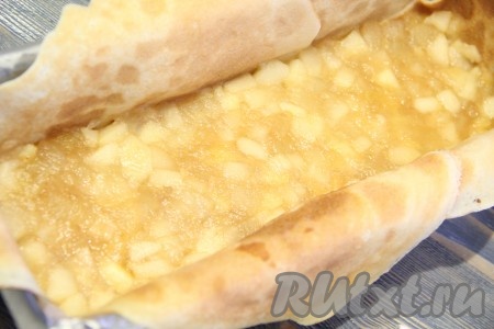 Выложить 1/2 яблочной начинки и разровнять.
