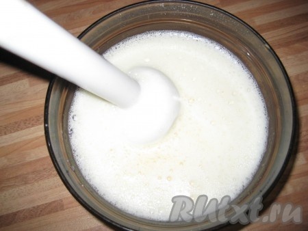 Яйца миксером взбить с сахаром в течение 5 минут.