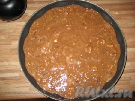 Растолочь печенье, можно особо не увлекаться размельчением его до порошка, пойдет и кусочками. Смешать шокладную смесь, смесь из яиц и смесь из печенья, можно добавить орехи грецкие по вкусу. Получится жидкая смесь, вылить ее в тефлоновую форму, смазанную сливочным маслом, не разъемную, иначе все вытечет!