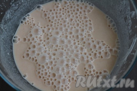 Для приготовления подливки соединяем томатную пасту, сметану, воду, муку, соль и хорошо взбиваем.
