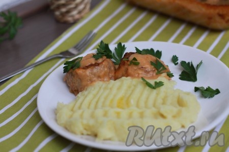 Тефтели с томатно-сметанной подливкой, приготовленные в духовке, получаются и вкусными, и сытными. Подайте их с гарниром по вкусу.
