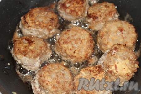 Выкладываем тефтельки на сковороду с разогретым маслом и обжариваем на среднем огне минуты 3, затем аккуратно переворачиваем и обжариваем с другой стороны.
