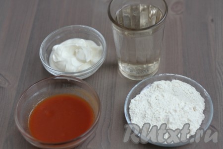 Подготовим все ингредиенты для приготовления тефтелей с подливкой.