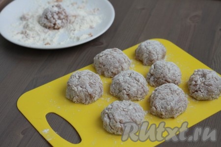 Из получившегося фарша формируем некрупные тефтели и панируем их в муке (или в панировочных сухарях).
