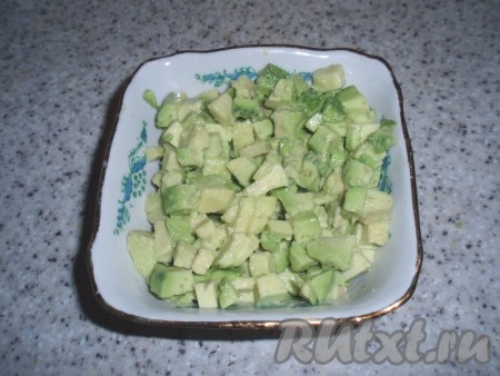 Авокадо очистить от кожицы, удалить косточку. Авокадо мелко порубить, полить соком лимона, перемешать.

