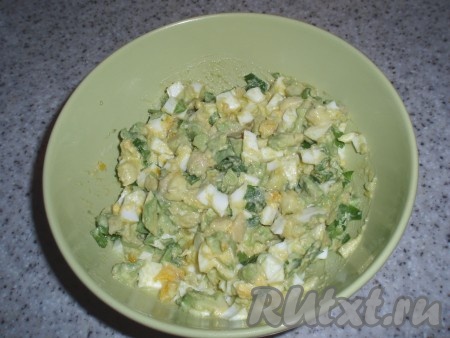 Мелко порубить зелень, добавить в блюдо.