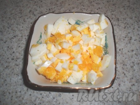 Яйца отварить в течение 8 минут, остудить, очистить от скорлупы и нарезать кубиками.
