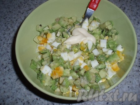 Заправить оливковым маслом и майонезом, все перемешать.