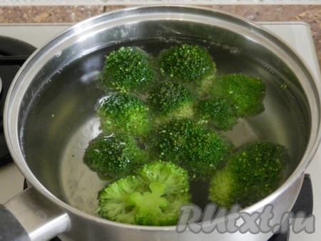 В небольшой кастрюльке нагреть воду до кипения, посолить. Капусту брокколи вымыть и разобрать на соцветия. Опустить брокколи в кипяток, уменьшить огонь и варить 4-5 минут. Затем вытащить брокколи из кастрюли шумовкой, воду не выливать.

