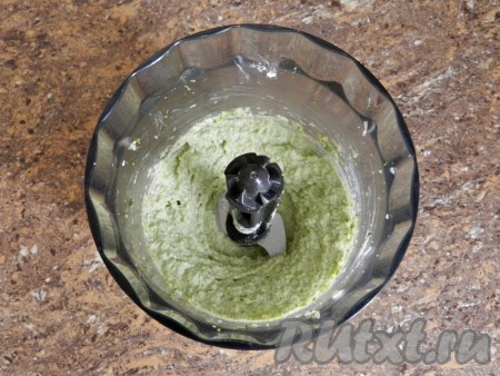 Постепенно добавить воду, в которой варилась брокколи, и довести соус до нужной консистенции. Я люблю густой соус, поэтому добавила всего две столовые ложки воды.
