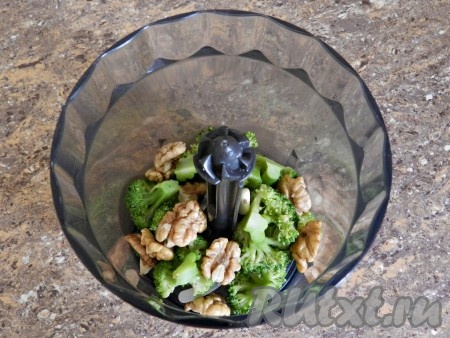 В блендер сложить брокколи и орехи, добавить очищенный зубчик чеснока и измельчить.