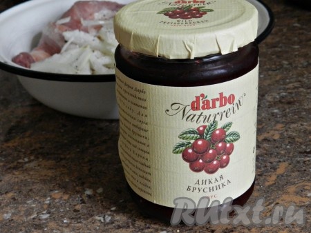 Для приготовления рулета я добавила готовый брусничный соус, который купила в магазине. Если у вас нет такого соуса, можете обойтись без него или использовать другой соус. Также можно приготовить соус самостоятельно, например, соус из черной смородины или соус из вишни.