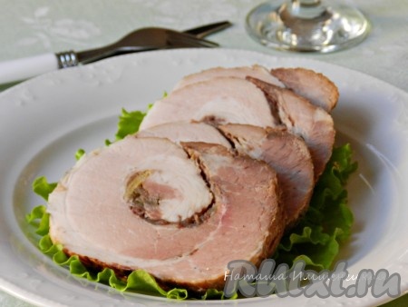 Вкусный и сочный рулет из свиной грудинки, запеченный в духовке, готов.
