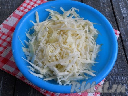Капусту нашинковать.