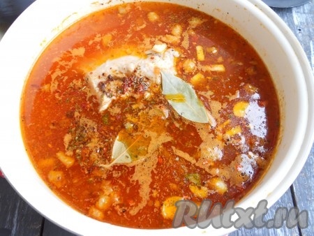 В чашу мультиварки со свининой выложить картофель и капусту, выставить программу "Тушение" на 1 час 10 минут. Через 40 минут вылить в борщ томатную заправку, добавить лавровый лист, специи, приправу и измельченный чеснок. Готовить борщ далее до сигнала.
