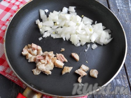 Лук нарезать кусочками, жир гусиный (или куриный, утиный) также нарезать небольшими кусочками. Поместить жир и лук в сковороду.
