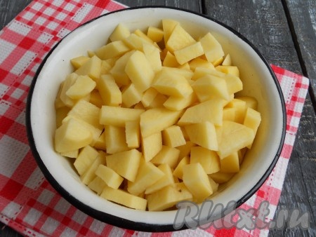 Картофель очистить и нарезать кубиками.

