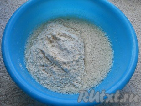 Взбить венчиком или миксером яйца с сахаром до пышной, светлой пены, после чего всыпать просеянную с разрыхлителем муку.