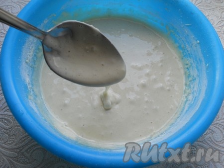Миксером (на низкой скорости) все перемешать до однородности. Тесто получится похожим на магазинную сметану.
