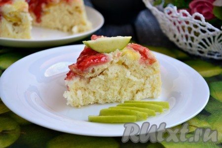 Пирог нарезать на части и подать к столу.
