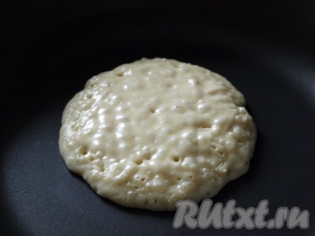 Выкладывать в центр хорошо разогретой сухой сковороды по 3 столовые ложки теста. Когда поверхность покроется порами, яблочный панкейк перевернуть.
