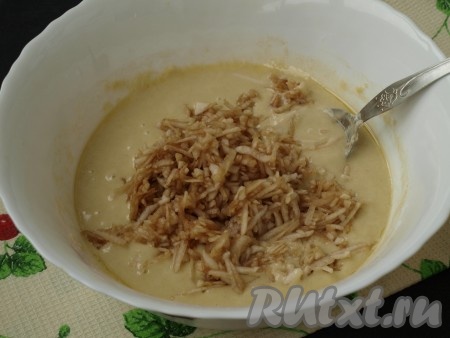 В тесто просеять муку с разрыхлителем. Перемешать ложкой, затем влить оставшееся молоко и подсолнечное масло. Яблоко очистить от кожуры и натереть мякоть на средней тёрке. Мякоть яблок добавить в тесто, перемешать.&nbsp; Тесто получится, как густая сметана.
