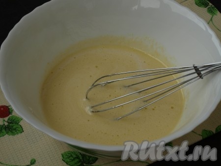 Влить в яичную массу 150 мл молока и продолжить взбивать.
