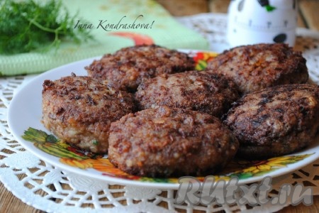 Готовые котлеты выложить на бумажное полотенце, чтобы убрать лишний жир и можно подавать на стол. По желанию такие котлетки, приготовленные из желудков, можно немного потушить, для этого сложить их в кастрюлю, влить половину стакана воды, довести до кипения, накрыть крышкой и готовить&nbsp;пять минут на медленном огне. 