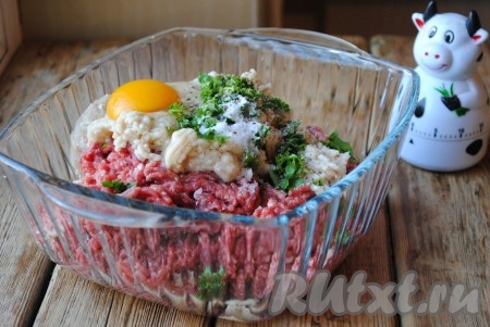 Вбить в фарш яйцо, всыпать соль и чёрный молотый перец, добавить мелко нарезанную петрушку, всё хорошо перемешать. Должен получиться однородный фарш. 